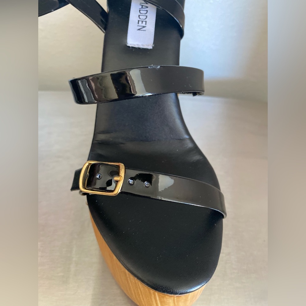 NWT.. STEVE MADDEN BLACK PATENT PLATFORM SANDALS - Picture 5 of 10